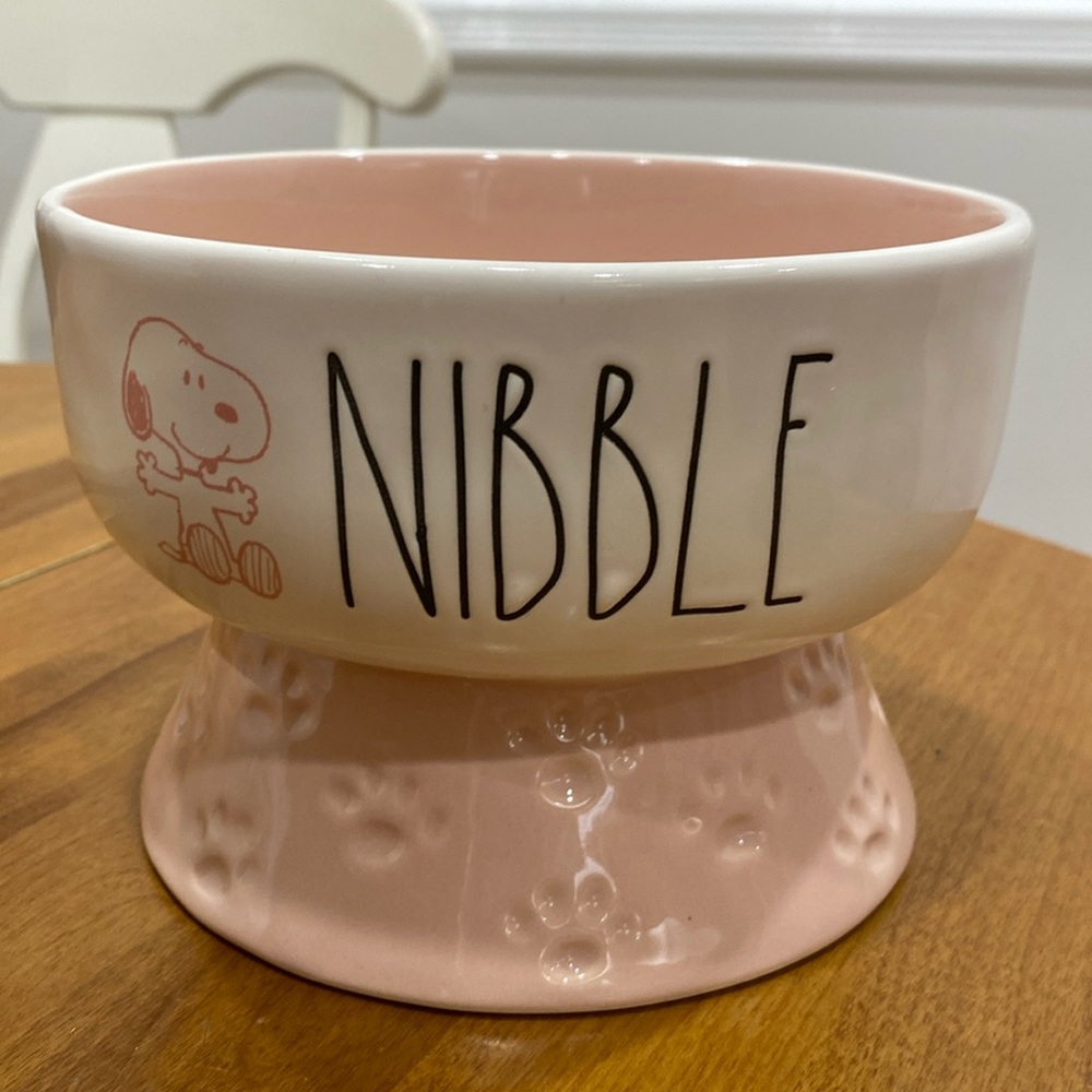 NWT.  Rae Dunn, pedestal, ceramic pet dish.